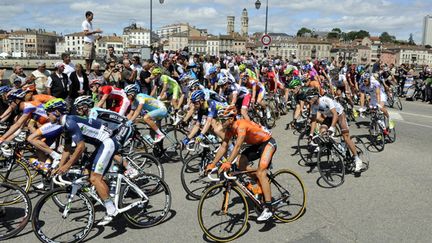 Le peloton du Tour à Mâcon (BALFIN JEAN PIERRE / MAXPPP)