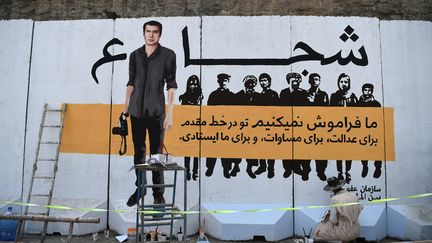 Une fresque rend hommage au photographe de l'AFP Shah Marai et aux autres journalistes morts dans un attentat suicide à Kaboul en avril 2018. (WAKIL KOHSAR / AFP)