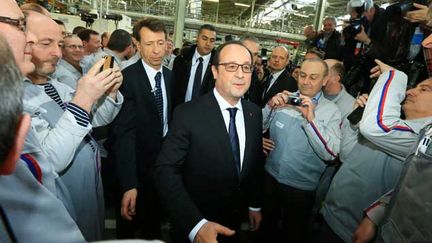 &nbsp; (François Hollande en visite dans une usine de PSA en Moselle vendredi © Maxppp)