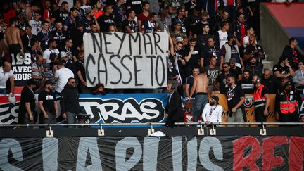 Une banderole des supporters parisiens durant le match PSG-Nimes, le 11 août au Parc des Princes. (ARNAUD JOURNOIS / MAXPPP)