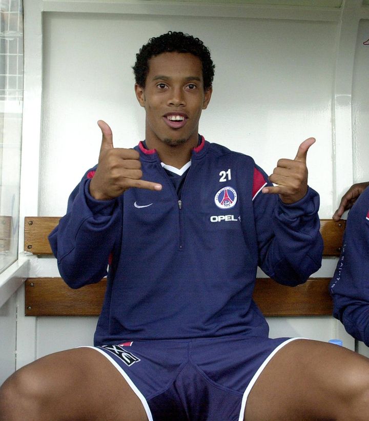 Ronaldinho, sur le banc de touche parisien en août 2001