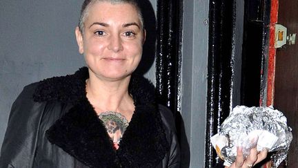 Sinead O'Connor est rest&eacute;e tr&egrave;s simple. En concert &agrave; Dublin (Irlande), elle apporte son repas emball&eacute; dans un tr&egrave;s app&eacute;tissant papier aluminium. Miam! (WENN / SIPA)