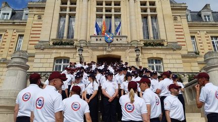 La forte chaleur a provoqué des malaises chez une vingtaine de jeunes engagés dans le Service national universel qui assistaient à la cérémonie d'inauguration de la nouvelle place du Général de Gaulle à Evreux. (Laurent Philippot - Radio France)