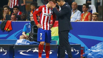 Antoine Griezmann et son entraîneur à l'Atlético Madrid, l'Argentin Diego Simeone (à droite). (KIERAN MCMANUS / BACKPAGE IMAGES LTD)