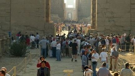 Groupe touristique dans les ruines de Karnak le 28 octobre 2011. (AFP - Bilderberg - Hans-Joachim Ellerbrock)