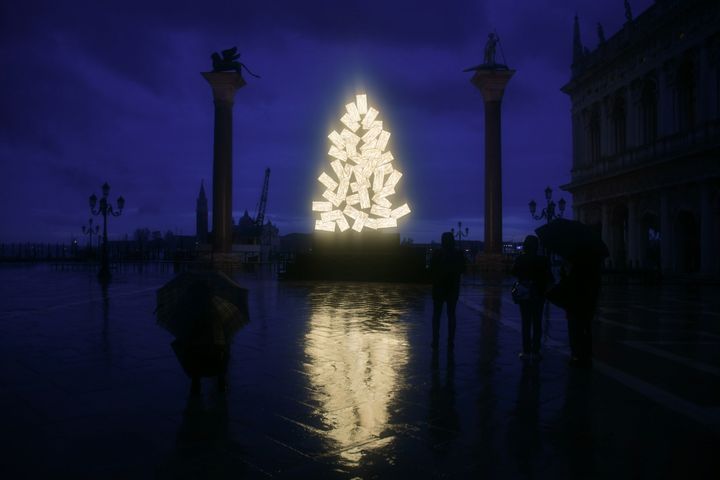 &nbsp;Sur la place Saint-Marc à Venise,&nbsp;le sapin de l'artiste italien Fabrizio Plessi, le 4 décembre 2020. (ANDREA PATTARO / AFP)