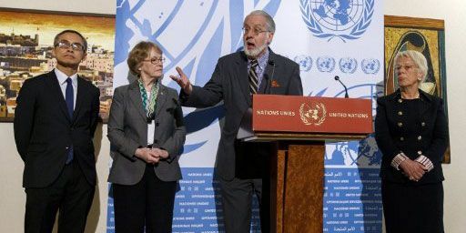 Les représentants de la Commission d'enquête de l'ONU sur la Syrie à Genève, le 25 octobre 2012. De gauche à droite, Vitit Muntarbhorn, Karen Koning AbuZayd, Paulo Pinheiro, Carla del Ponte. (AFP PHOTO / FABRICE COFFRINI)