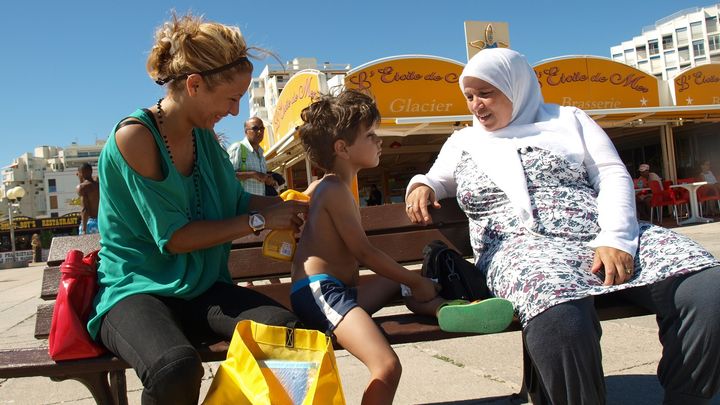 Myriam, son petit fr&egrave;re Djibril et leur m&egrave;re Hassiba, venus de N&icirc;mes (Gard). (ARIANE NICOLAS / FTVI)