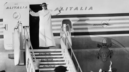 Paul VI salue la foule avant de s'envoler vers Isra&euml;l, premier voyage d'un pape &agrave; l'&eacute;tranger en 150 ans. Rome (Italie), le 4 janvier 1964. (AFP)