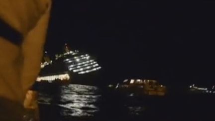 Une image amateur du "Concordia", lors du naufrage du bateau de croisi&egrave;re, le 13 janvier 2012, sur l'&icirc;le du Giglio (Italie). (FTVi / France 2)