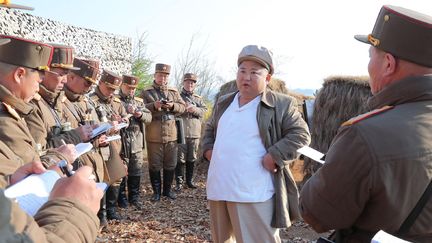 Kim Jong-un lors d'une visite à une unité de l'armée nord-coréenne. Photo diffusée par l'agence de presse officielle du régime le 10 avril 2020. (KCNA VIA KNS / AFP)