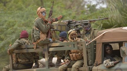 Des soldats maliens patrouillent &agrave; Diabali (Mali), le 26 janvier 2013. (ERIC FEFERBERG / AFP)