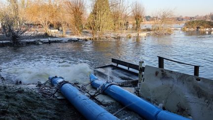 Tuyaux de pompes à eau évacuant les eaux de crue dans la ville de Clairmarais, dans le nord de la France, le 11 janvier 2024, à la suite de la crue de la rivière Aa. (DENIS CHARLET / AFP)