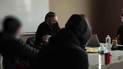 Des&nbsp;mineurs, condamnés pour des faits de violence et ayant appartenu à des bandes rivales, participent à&nbsp;un&nbsp;atelier de cinéma&nbsp;dans le cadre de leur&nbsp;suivi judiciaire. (CAPTURE ECRAN FRANCE 2)