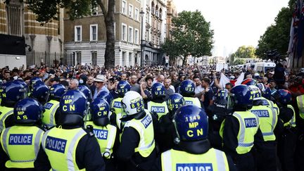 Des policiers devant des manifestants à Londres, au Royaume-Uni, le 31 juillet 2024. (BENJAMIN CREMEL / AFP)