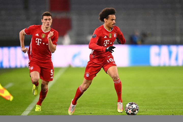 Habitué à porter les mêmes couleurs que Leroy Sané (droite) au Bayern Munich, Benjamin Pavard (gauche) risque de l'affronter dans son couloir le 15 juin 2021. (LENNART PREISS / AUGENKLICK/LENNART PEI?/WITTERS)