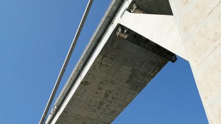 Le pont Morandi avant son effondrement, présentant des traces d'usure. (RICCARDO ARATA / IPA / MAXPPP)