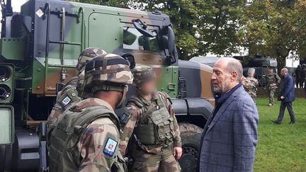 Jean-Jacques Bridey, le président LREM de la commission de la Défense, a pu découvrir les hommes et les matériels de l'armée de Terre, mardi 19 septembre, à Satory, un quartier de Versailles (Yvelines).&nbsp;&nbsp; (Franck Cognard / FRANCEINFO)