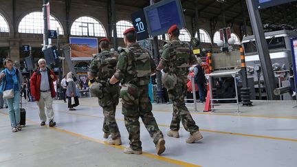 Dans les pas des soldats qui protègent les rues de Paris