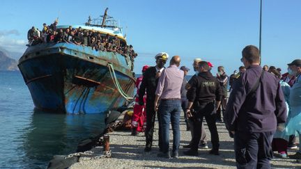 Un navire transportant environ 400 personnes dans un port de Crète, en Grèce, le 22 novembre 2022. (STR / FLASHNEWS.GR / AFP)