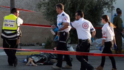 Les secours interviennent, le&nbsp;23 novembre 2015, sur les lieux d'une agression au couteau à Jérusalem. (GIL COHEN MAGEN / AFP)