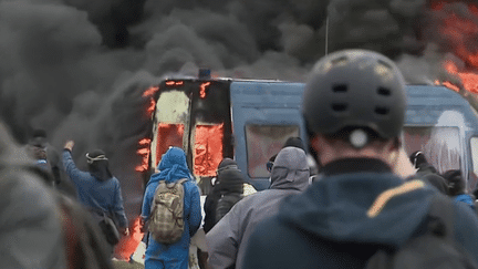 Des affrontements ont eu lieu samedi 25 mars à Sainte-Soline, dans les Deux-Sèvres, entre forces de l’ordre et une partie des opposants aux grandes réserves d’eau. Le nombre de blessés n’a cessé d’augmenter au fil des heures. (FRANCEINFO)