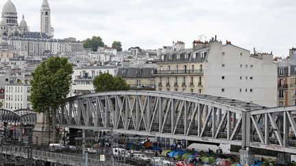 Le campement de migrants sous le m&eacute;tro a&eacute;rien, &agrave; La Chapelle, Paris, le 29 mai 2015.&nbsp; (BENOIT TESSIER / REUTERS)