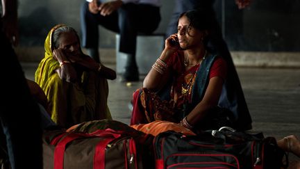 Une femme attend dans une gare que le trafic se r&eacute;tablisse, apr&egrave;s une gigantesque panne de courant, le 30 juillet 2012 &agrave; New Delhi (Inde).&nbsp; (PRAKASH SINGH / AFP)