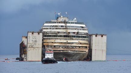 Le Costa Concordia, qui s'était échoué en janvier 2012, a été renfoulé à l'été 2014. L'épave a&nbsp;ainsi pu quitter les côtes de&nbsp;l'île de Giglio le 23 juillet en direction de Gênes, où elle a été démantelée. (ANDREAS SOLARO / AFP)