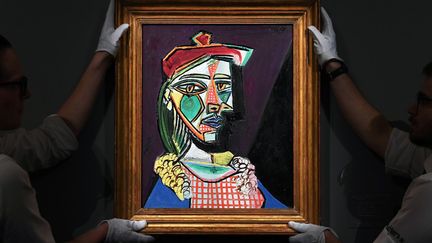 Le tableau de Picasso "Femme au béret et à la robe quadrillée (Marie-Thérèse Walter)" présenté à Sotheby's, à Londres (28 février 2018)
 (Andy Rain / Epa / Newscom / MaxPPP)