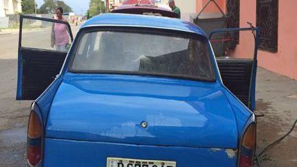 En parcourant les rues de La Havane, ne soyez pas étonné de croiser des Peugeot 404. Très solide, cette voiture a les faveurs des Cubains. (Geopolis)