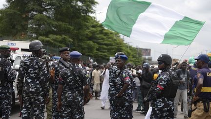 Des policiers encadrent une manifestation contre la vie chère, à Lagos, au Nigéria, le 2 août 2024. (SUNDAY ALAMBA / AP / SIPA)