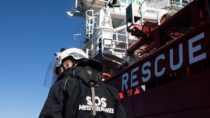 Un membre de l'équipe de recherche et de sauvetage sur un bateau d'intervention rapide à côté de l'Ocean Viking le 13 mars 2021. (JEREMIE LUSSEAU / HANS LUCAS)