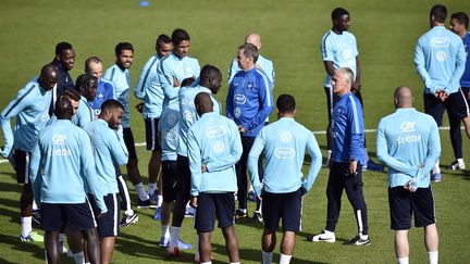 Didier Deschamps, le s&eacute;lectionneur de l'&eacute;quipe de France de football, au milieu de ses joueurs, le 1er juin 2015 &agrave;&nbsp;Clairefontaine (Yvelines). (FRANCK FIFE / AFP)