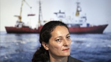 Sophie Beau,&nbsp;la directrice général de SOS Méditerranée, lors d'une conférence de presse le 14 août 2018.&nbsp; (ETIENNE LAURENT / EPA)