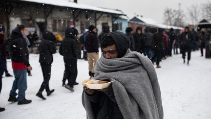 Une distribution alimentaire lors de chutes de neige, près de Belgrade (Serbie), le 18 janvier 2017.&nbsp; (KONSTANTINOS TSAKALIDIS / SOOC / AFP)