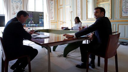 Le président Emmanuel Macron lors de sa discussion avec les dirigeants du G20 sur le coronavirus à l'Elysée le 26 mars 2020. (BENOIT TESSIER / AFP)