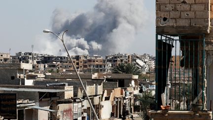 Une explosion près d'un stade où des soldats de l'État islamique se sont réfugiés, après un bombardement de la coalition à Raqqa, en Syrie, le 12 octobre 2017. (ERIK DE CASTRO / REUTERS)