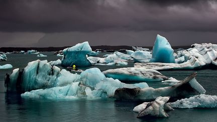 «En toile de fond, le plus grand glacier islandais tapisse les pentes vertigineuses du volcan Bardarbunga. Entre panache de fumée et craquement de glace, les séracs maculés de cendres dominent les mystères des profondeurs telluriques. L'Islande est une fenêtre ouverte sur les coulisses d'un monde romanesque, l'antichambre des merveilles, le royaume de l'imprévisible où le temps s'égrène insensiblement dans la solitude des paysages.»  (Thierry Suzan)