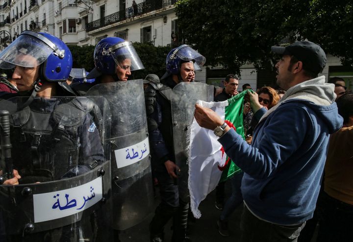 Des policiers bloquent le passage de manifestants à Alger (Algérie), le 24 février 2019. (FAROUK BATICHE / AFP)