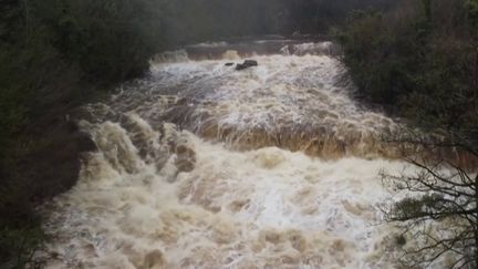 La tempête Bert est toujours active au Royaume-Uni, lundi 25 novembre. Plusieurs personnes sont mortes à la suite des très nombreuses inondations. (France 2)