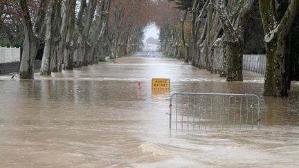 &nbsp; (Dans la commune voisine de Sigean, dans l'Aude, l'eau est passée dans la matinée au-dessus de la digue de l'Espinat, d'une hauteur de 6 mètres © Maxppp)