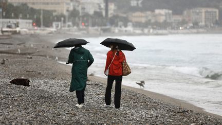 Deux personnes sur la promenade des anglais à Nice (Alpes-Maritimes), le 26 octobre 2024. (DYLAN MEIFFRET / NICE MATIN / MAXPPP)