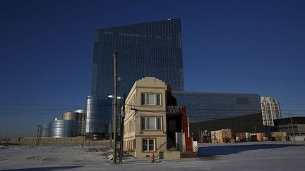 Le gouverneur Chris Christie le présente alors comme «le futur d’Atlantic City» et injecte 300 millions d’argent public pour que le chantier aboutisse. En échange, le «Revel» doit reverser au New Jersey 20% de ses gains. Mais à peine ouvert, le casino déclare 40 millions de pertes sèches et réclame 100 millions aux investisseurs. L’économie du jeu d’Atlantic City est détrôné par celle de Pennsylvanie, classée seconde derrière le Nevada toujours en tête grâce à Las Vegas. (REUTERS/Shannon Stapleton)