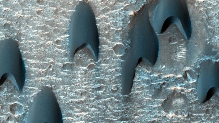 Si la couleur de ces dunes est un effet li&eacute; &agrave; l'appareil photo, leur forme est due aux conditions naturelles sur Mars. ( NASA)