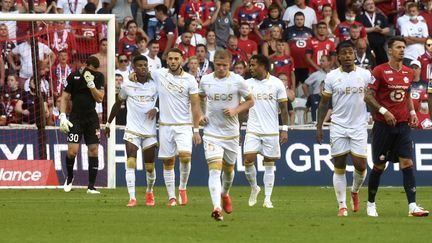 Hicham Boudaoui félicité par ses équipiers après avoir marqué le deuxième but niçois face à Lille. (FRANCOIS LO PRESTI / AFP)