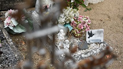 La tombe d'Inass Touloub, dont le corps a été retrouvé au bord de l'A10 en 1987. (GUILLAUME SOUVANT / AFP)