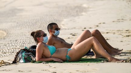 Sur une plage de Dubaï, aux Emirats Arabes Unis, le 25 juin 2020. (KARIM SAHIB / AFP)