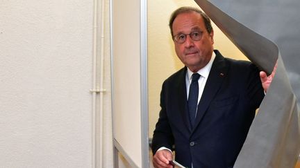 L'ancien président de la République François Hollande vote pour le premier tour des élections législatives, à Tulle (Corrèze), le 30 juin 2024. (PASCAL LACHENAUD / AFP)