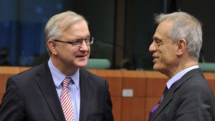 Le commissaire europ&eacute;en aux Affaires &eacute;conomiques et mon&eacute;taires, Olli Rehn, et le ministre chypriote des Finances, Michalis Sarris, le 15 mars 2013 &agrave; Bruxelles. (ERIC VIDAL / REUTERS)